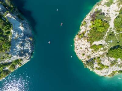 Znów trzeba było odstać ze trzy godziny, na dzikiej plaży trudno znaleźć miejsce - zdjęcie 31