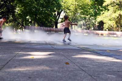 Fontanna na placu Axentowicza znów działa, tu można schładzać się bez obaw - zdjęcie 11