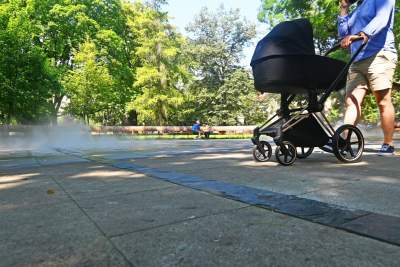 Fontanna na placu Axentowicza znów działa, tu można schładzać się bez obaw - zdjęcie 13