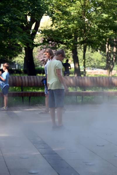 Fontanna na placu Axentowicza znów działa, tu można schładzać się bez obaw - zdjęcie 8