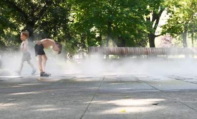 Fontanna na placu Axentowicza znów działa, tu można schładzać się bez obaw - zdjęcie 12