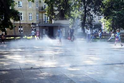 Fontanna na placu Axentowicza znów działa, tu można schładzać się bez obaw - zdjęcie 2