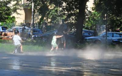 Fontanna na placu Axentowicza znów działa, tu można schładzać się bez obaw - zdjęcie 7