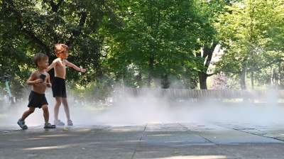 Fontanna na placu Axentowicza znów działa, tu można schładzać się bez obaw - zdjęcie 15