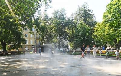 Fontanna na placu Axentowicza znów działa, tu można schładzać się bez obaw - zdjęcie 1