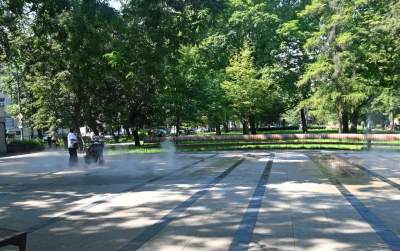 Fontanna na placu Axentowicza znów działa, tu można schładzać się bez obaw - zdjęcie 16