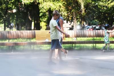 Fontanna na placu Axentowicza znów działa, tu można schładzać się bez obaw - zdjęcie 6