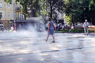 Fontanna na placu Axentowicza znów działa, tu można schładzać się bez obaw - zdjęcie 4