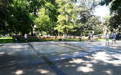 Fontanna na placu Axentowicza znów działa, tu można schładzać się bez obaw - zdjęcie 5