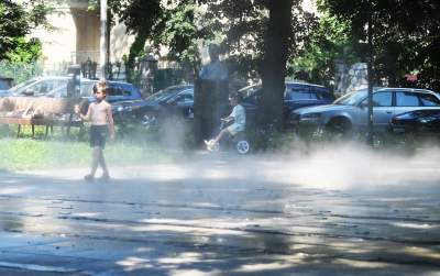 Fontanna na placu Axentowicza znów działa, tu można schładzać się bez obaw - zdjęcie 10