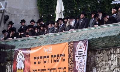 Tłum rozmodlonych Żydów znów wypełnił krakowski Kazimierz, ważna dla nich rocznica - zdjęcie 41