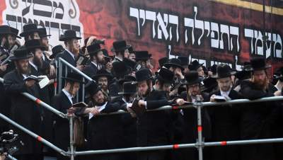 Tłum rozmodlonych Żydów znów wypełnił krakowski Kazimierz, ważna dla nich rocznica - zdjęcie 15