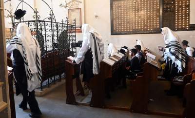 Tłum rozmodlonych Żydów znów wypełnił krakowski Kazimierz, ważna dla nich rocznica - zdjęcie 48