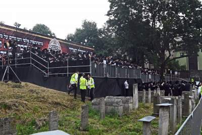 Tłum rozmodlonych Żydów znów wypełnił krakowski Kazimierz, ważna dla nich rocznica - zdjęcie 29