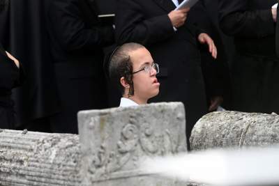 Tłum rozmodlonych Żydów znów wypełnił krakowski Kazimierz, ważna dla nich rocznica - zdjęcie 26