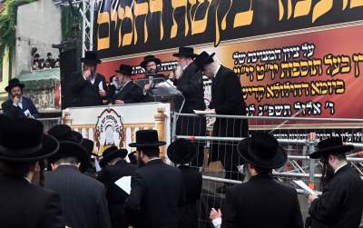 Tłum rozmodlonych Żydów znów wypełnił krakowski Kazimierz, ważna dla nich rocznica - zdjęcie 33