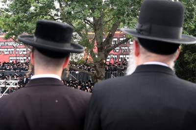 Tłum rozmodlonych Żydów znów wypełnił krakowski Kazimierz, ważna dla nich rocznica - zdjęcie 58