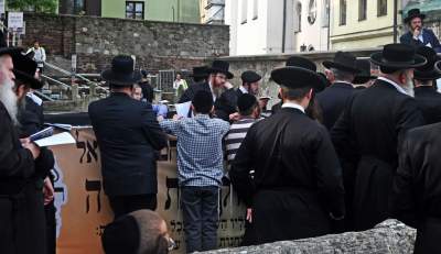 Tłum rozmodlonych Żydów znów wypełnił krakowski Kazimierz, ważna dla nich rocznica - zdjęcie 34