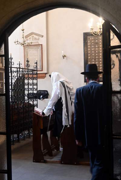 Tłum rozmodlonych Żydów znów wypełnił krakowski Kazimierz, ważna dla nich rocznica - zdjęcie 49