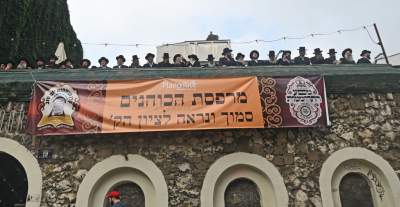 Tłum rozmodlonych Żydów znów wypełnił krakowski Kazimierz, ważna dla nich rocznica - zdjęcie 54