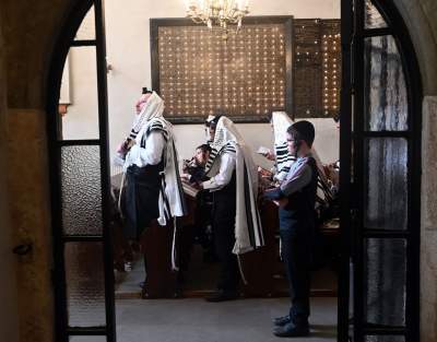 Tłum rozmodlonych Żydów znów wypełnił krakowski Kazimierz, ważna dla nich rocznica - zdjęcie 46