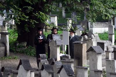 Tłum rozmodlonych Żydów znów wypełnił krakowski Kazimierz, ważna dla nich rocznica - zdjęcie 40