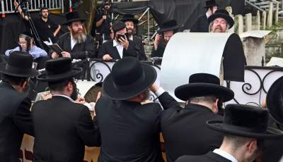 Tłum rozmodlonych Żydów znów wypełnił krakowski Kazimierz, ważna dla nich rocznica - zdjęcie 30