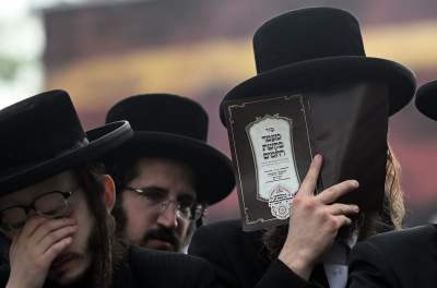 Tłum rozmodlonych Żydów znów wypełnił krakowski Kazimierz, ważna dla nich rocznica - zdjęcie 24