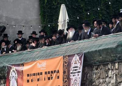 Tłum rozmodlonych Żydów znów wypełnił krakowski Kazimierz, ważna dla nich rocznica - zdjęcie 14