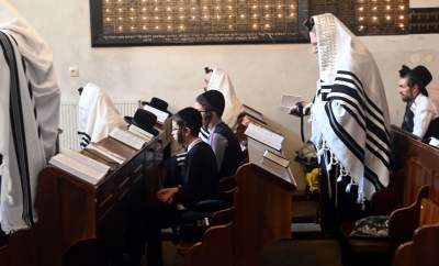 Tłum rozmodlonych Żydów znów wypełnił krakowski Kazimierz, ważna dla nich rocznica - zdjęcie 50