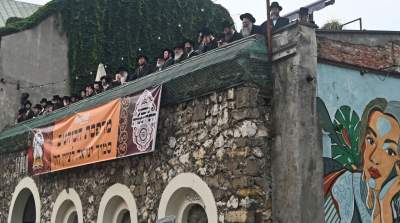 Tłum rozmodlonych Żydów znów wypełnił krakowski Kazimierz, ważna dla nich rocznica - zdjęcie 52