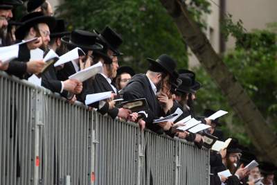 Tłum rozmodlonych Żydów znów wypełnił krakowski Kazimierz, ważna dla nich rocznica - zdjęcie 12