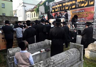 Tłum rozmodlonych Żydów znów wypełnił krakowski Kazimierz, ważna dla nich rocznica - zdjęcie 35