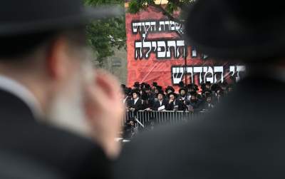 Tłum rozmodlonych Żydów znów wypełnił krakowski Kazimierz, ważna dla nich rocznica - zdjęcie 62