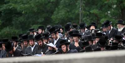 Tłum rozmodlonych Żydów znów wypełnił krakowski Kazimierz, ważna dla nich rocznica - zdjęcie 63