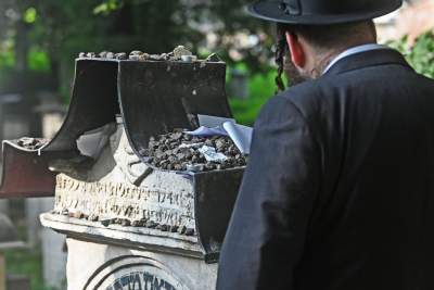 Tłum rozmodlonych Żydów znów wypełnił krakowski Kazimierz, ważna dla nich rocznica - zdjęcie 43