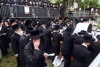 Tłum rozmodlonych Żydów znów wypełnił krakowski Kazimierz, ważna dla nich rocznica - zdjęcie 31