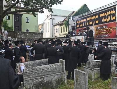 Tłum rozmodlonych Żydów znów wypełnił krakowski Kazimierz, ważna dla nich rocznica - zdjęcie 32