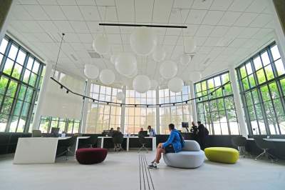 Ogród książki już otwarty, piękne miejsce spotkań i kontaktu z literaturą - zdjęcie 17