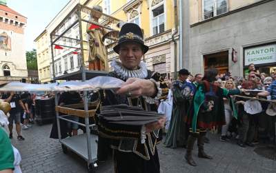 Ależ to było widowisko! Aktorzy, tancerze, muzycy, szczudlarze opanowali Kraków - zdjęcie 14