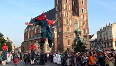 Ależ to było widowisko! Aktorzy, tancerze, muzycy, szczudlarze opanowali Kraków - zdjęcie 45