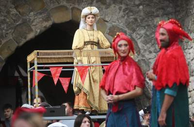 Ależ to było widowisko! Aktorzy, tancerze, muzycy, szczudlarze opanowali Kraków - zdjęcie 13