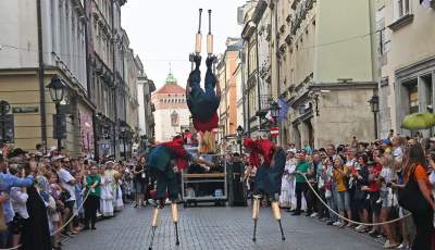 Ależ to było widowisko! Aktorzy, tancerze, muzycy, szczudlarze opanowali Kraków - zdjęcie 34