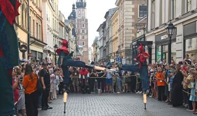 Ależ to było widowisko! Aktorzy, tancerze, muzycy, szczudlarze opanowali Kraków - zdjęcie 30