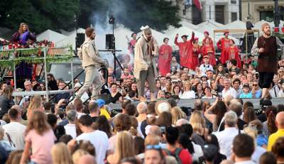 Ależ to było widowisko! Aktorzy, tancerze, muzycy, szczudlarze opanowali Kraków - zdjęcie 51