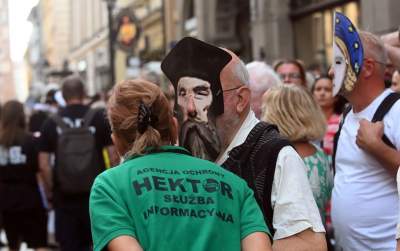 Ależ to było widowisko! Aktorzy, tancerze, muzycy, szczudlarze opanowali Kraków - zdjęcie 28