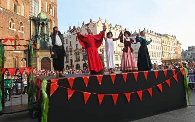 Ależ to było widowisko! Aktorzy, tancerze, muzycy, szczudlarze opanowali Kraków - zdjęcie 41