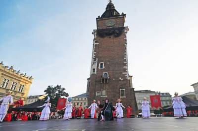 Ależ to było widowisko! Aktorzy, tancerze, muzycy, szczudlarze opanowali Kraków - zdjęcie 58