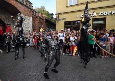 Ależ to było widowisko! Aktorzy, tancerze, muzycy, szczudlarze opanowali Kraków - zdjęcie 24