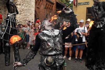 Ależ to było widowisko! Aktorzy, tancerze, muzycy, szczudlarze opanowali Kraków - zdjęcie 25